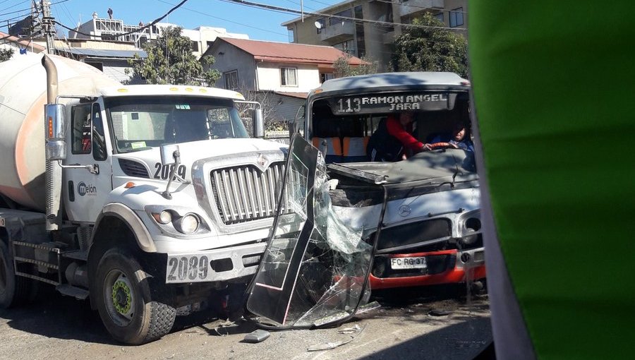Choque entre camión y microbus dejó un total de 13 heridos en Quilpué