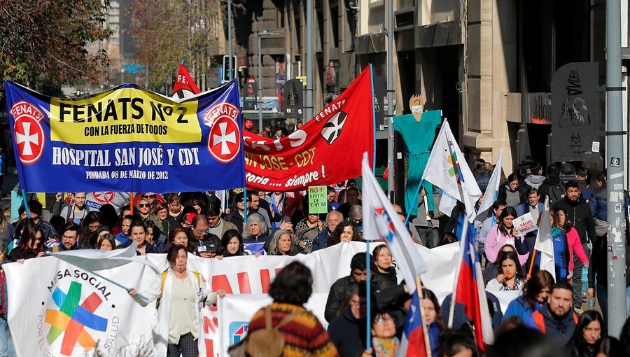 Usuarios y gremios de la Salud marcharon por la defensa de la red pública en Santiago y Valparaíso