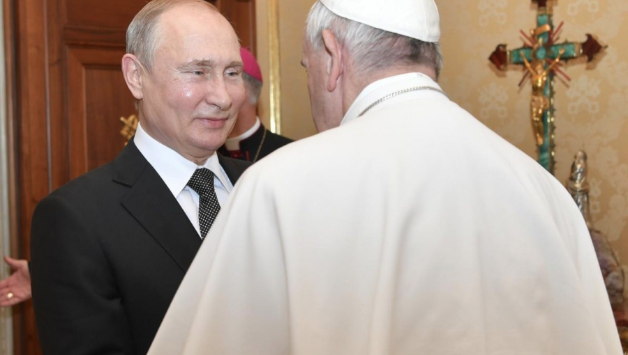 Tal como el 2015, Vladimir Putin llegó con una hora de retraso a reunión con el Papa Francisco