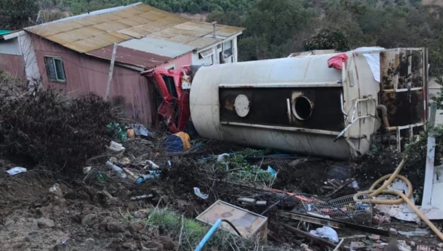 Camión aljibe municipal desbarrancó y terminó sobre dos viviendas en Olmué