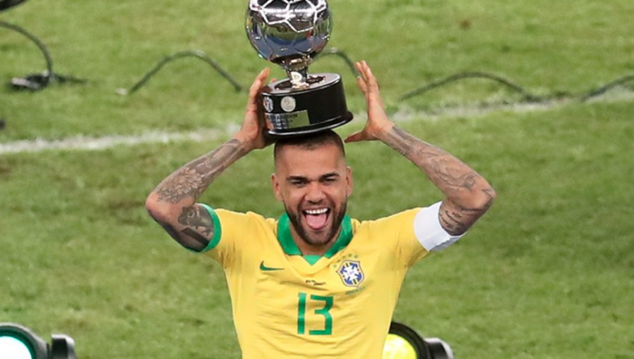 Dani Alves fue elegido el mejor jugador de la Copa América 2019