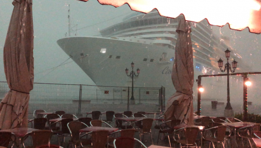 Logran evitar nuevo choque de crucero contra el puerto de Venecia