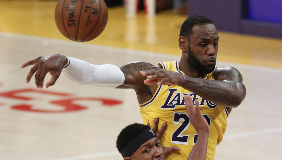 LeBron James jugará como base de los Lakers en el inicio de la NBA