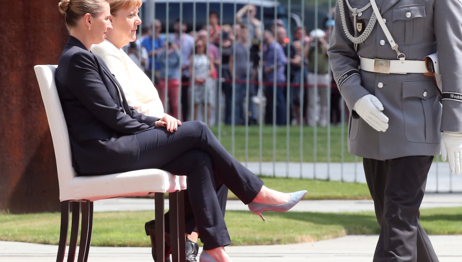 Angela Merkel rompe el protocolo y recibe sentada a la primera ministra danesa, tras últimos temblores