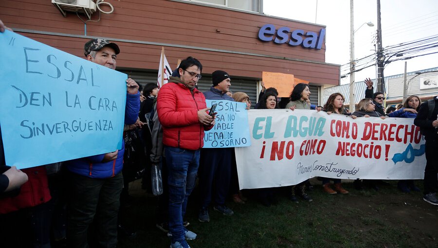 Vecinos de Osorno protestaron contra Essal por prolongado corte de agua potable