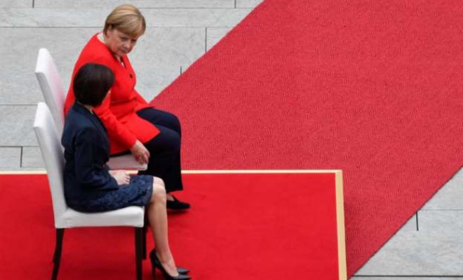 Angela Merkel vuelve a recibir sentada a un líder internacional por sus problemas de salud