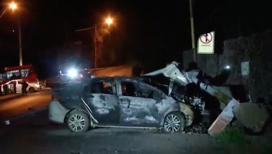 Persecución policial termina en Lo Barnechea con auto volcado e incendiado, balacera y cuatro detenidos