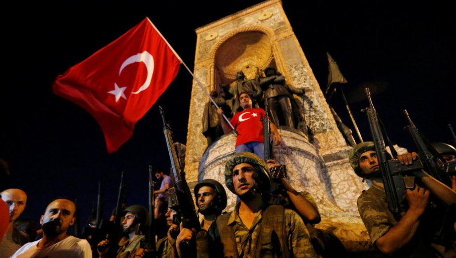 Condenan a cadena perpetua a 10 ex soldados por intento de golpe de Estado en Turquía en 2016
