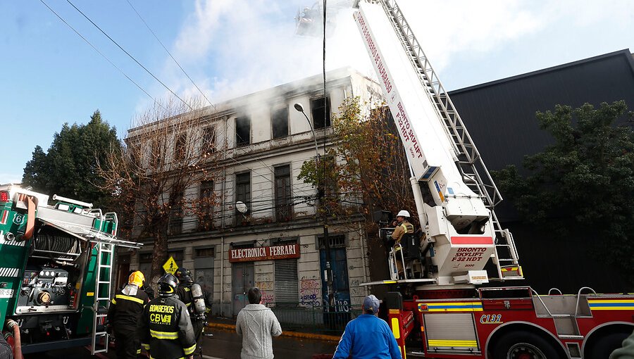Cortocircuito habría provocado incendio que destruyó un antiguo edificio de Valparaíso