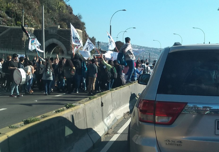 Estudiantes de la Universidad Santa María se tomaron la Av. España en Valparaíso
