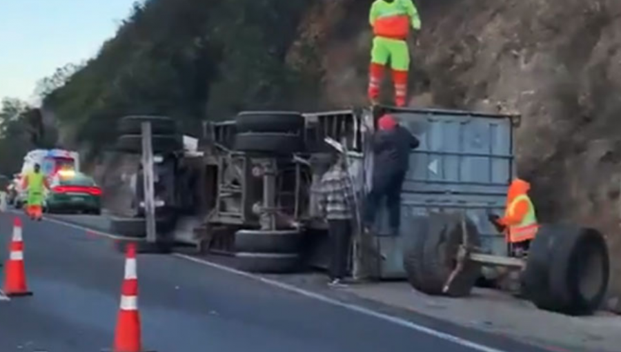 En Lo Vásquez: Camiones colisionaron en la ruta 68, dejando a sus dos conductores lesionados
