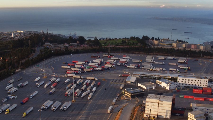 Vuelve la guerra por los aforos al Puerto de Valparaíso: Aduaneros y portuarios enfrentados una vez más