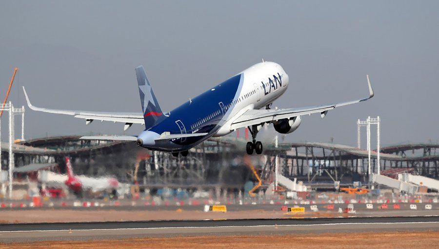 Nueve de cada 10 aviones despegaron a la hora desde el aeropuerto de Santiago