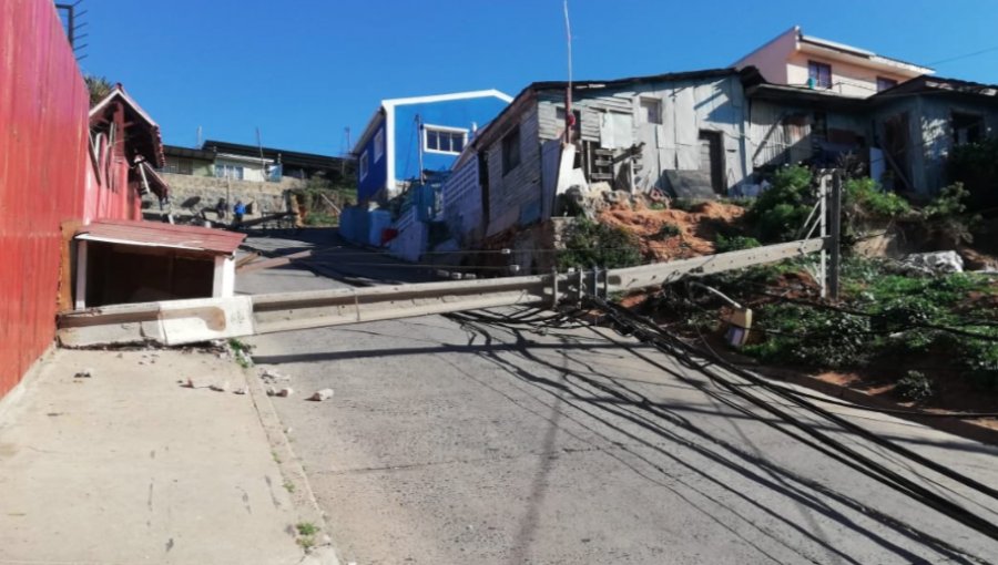 Tres postes cayeron en Viña del Mar luego del fuerte sismo en Pichilemu