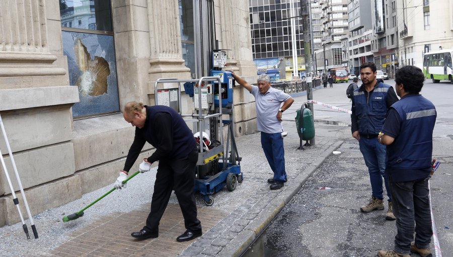 Multan a vecinos que limpian las veredas "fuera de horario" en Valparaíso