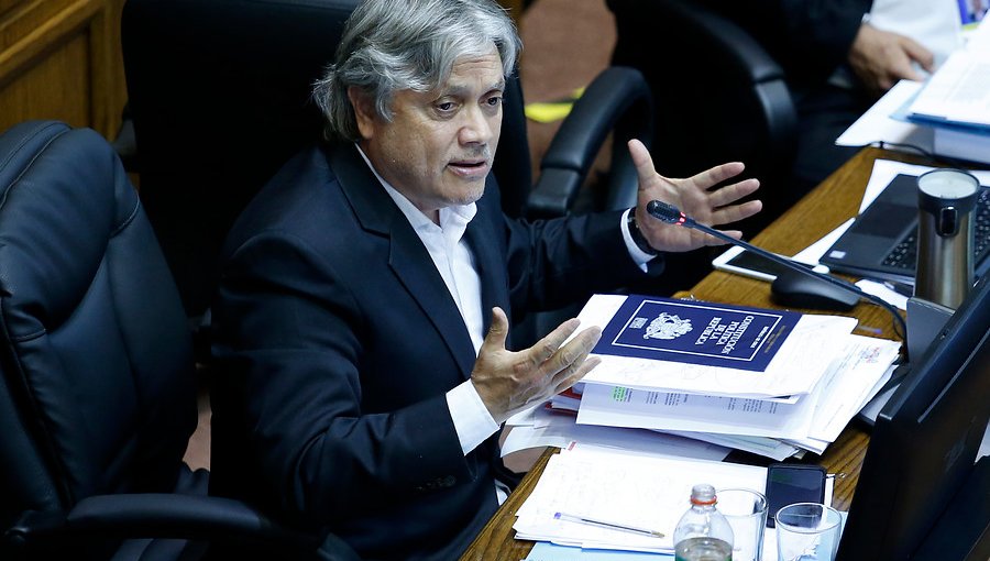 Senador Navarro solicita denegar permiso a marcha "Chile Despierta" en Santiago