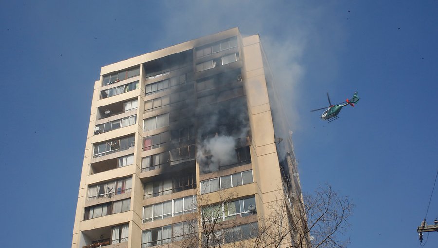 Incendio afectó a al menos tres pisos de un edificio ubicado en Recoleta