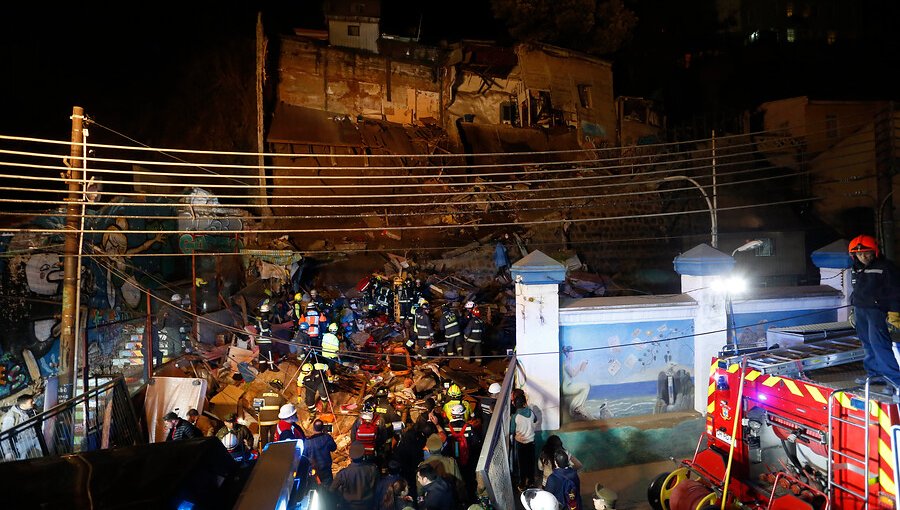 Bomberos de Valparaíso advierte peligro de derrumbe de muralla en plena zona de emergencia