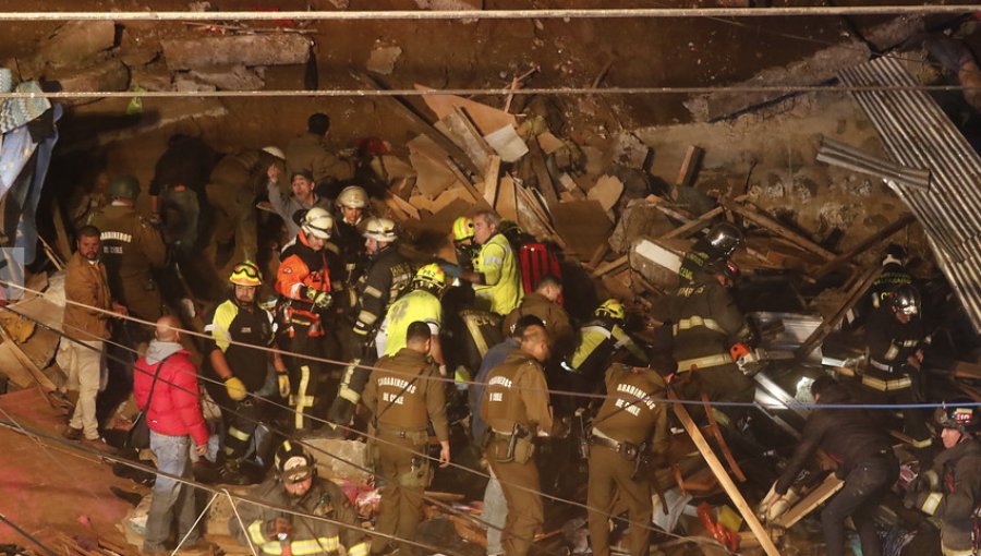 Al menos cuatro personas fallecieron tras derrumbe de vivienda en pleno centro de Valparaíso