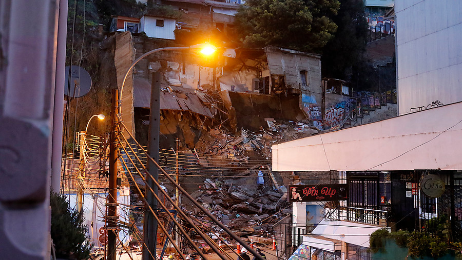 Aumentan a seis las víctimas fatales por derrumbe en Valparaíso: aún hay cuatro cuerpos bajo escombros