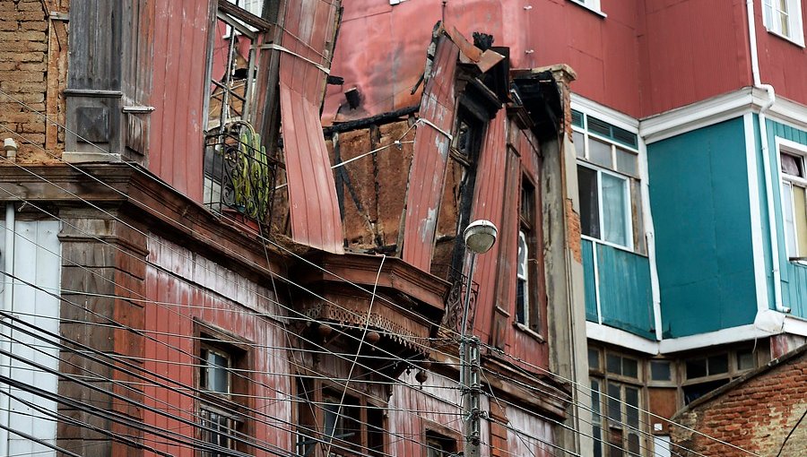 Gobierno anuncia recursos para demoler viviendas de riesgo en Valparaíso
