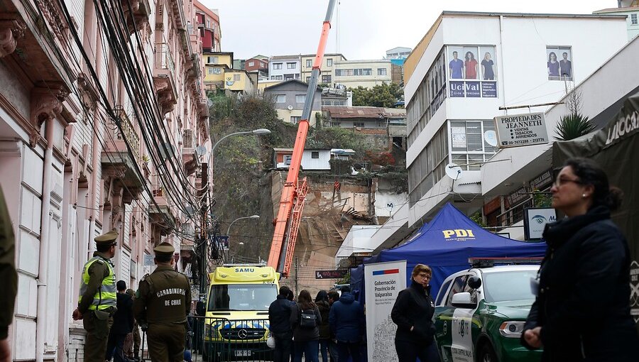 Reactivan labores de rescate tras llegada de grúa "pluma" a la zona del derrumbe en Valparaíso