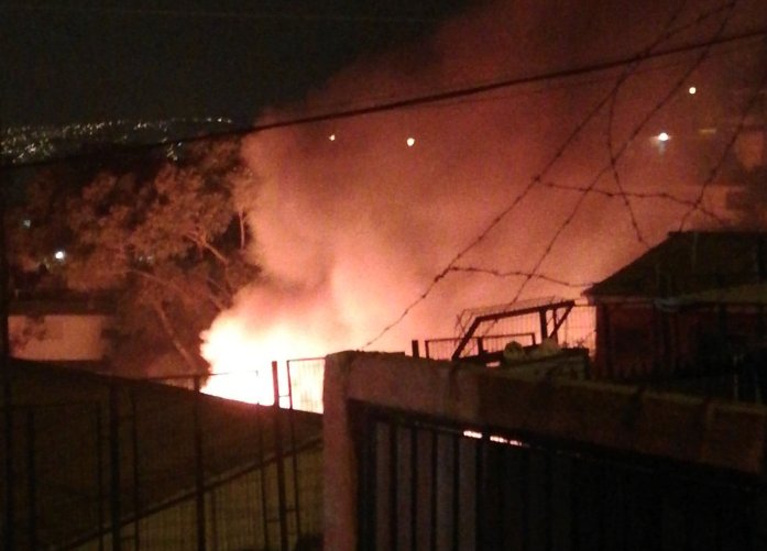 Nueva tragedia enluta a Valparaíso: Un muerto y dos viviendas destruidas dejó incendio en el cerro Alegre