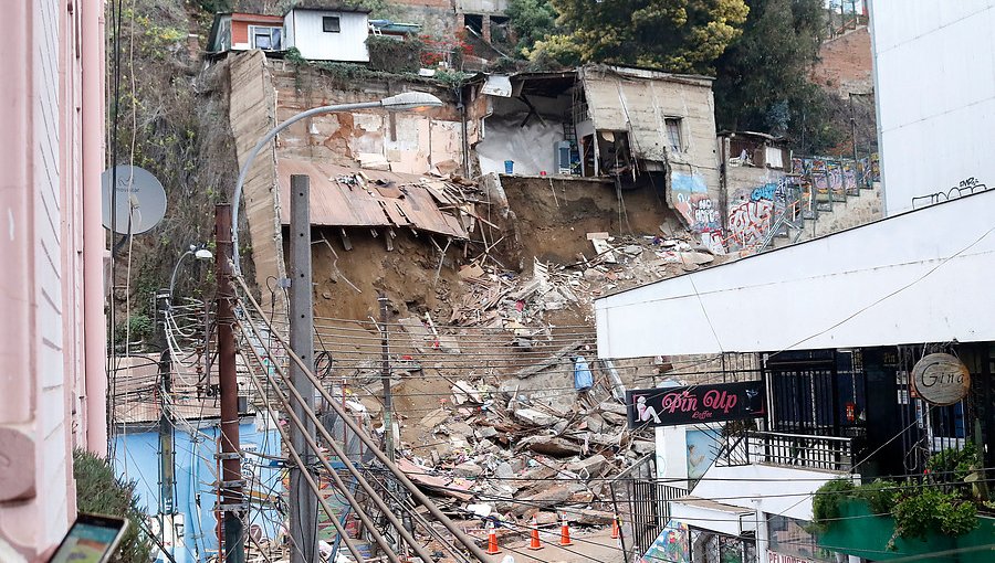 Derrumbe en Valparaíso: Intendente confirma que hay seis denuncias por presunta desgracia