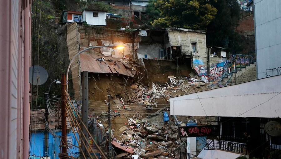 Derrumbe en Valparaíso: Dos víctimas vivían en el domicilio y cuatro estaban en la escalera
