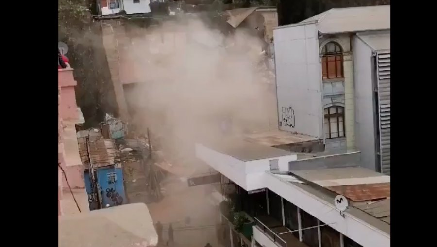 Captan imágenes de nuevo derrumbe producido en zona de emergencia de Valparaíso