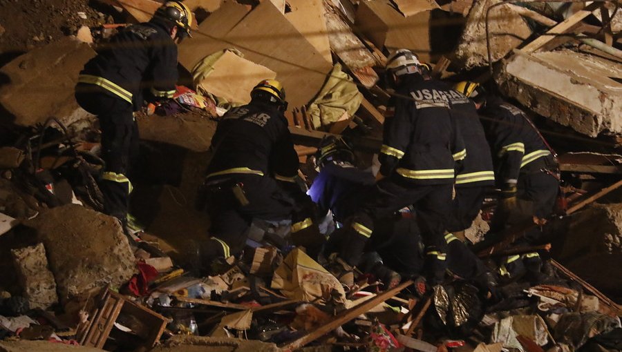 Derrumbe en Valparaíso: Labores de rescate y búsqueda de cuerpos se mantuvo toda la madrugada