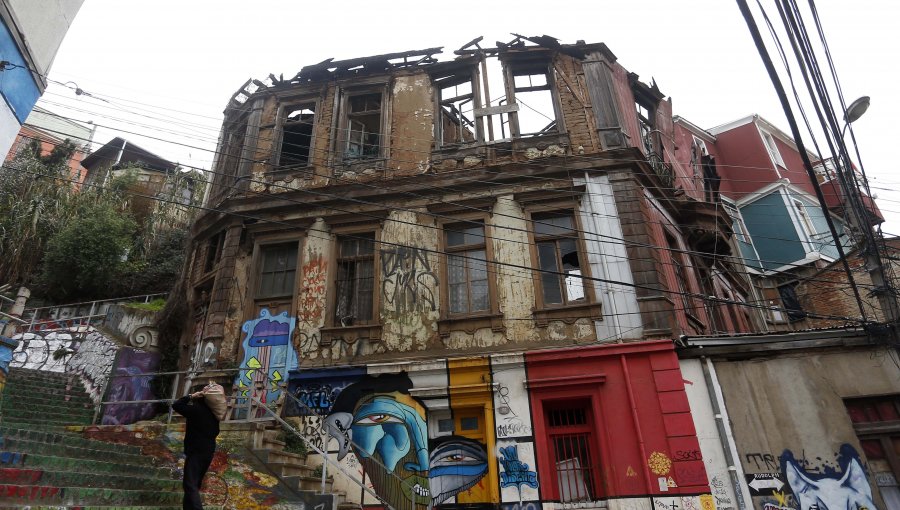 Tras derrumbe, alcalde de Valparaíso anuncia demolición de seis edificaciones