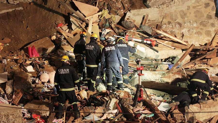 Un tercer cuerpo fue rescatado desde los escombros que dejó el derrumbe en Valparaíso