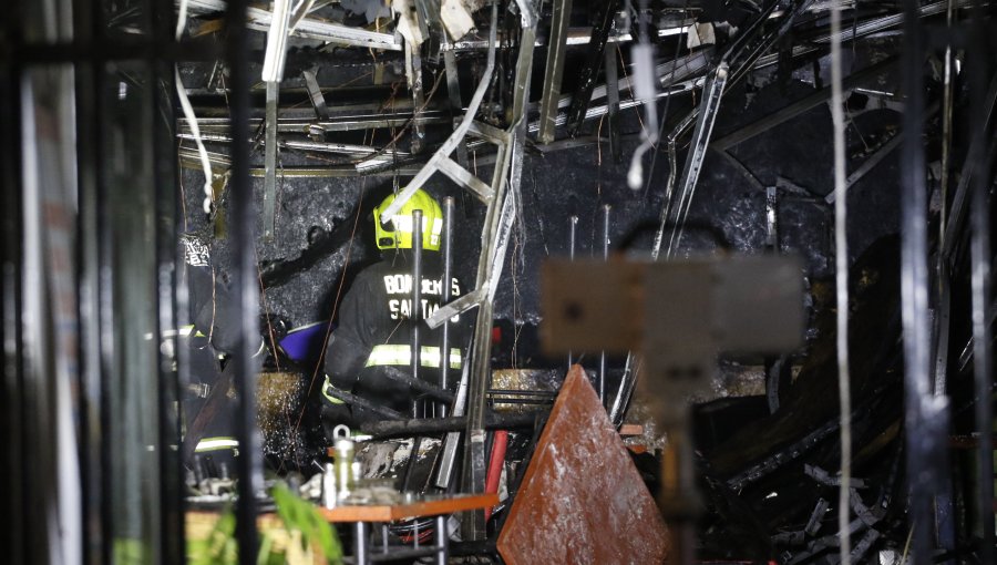 Un muerto y dos bomberos lesionados dejó incendio en fábrica de San Joaquín