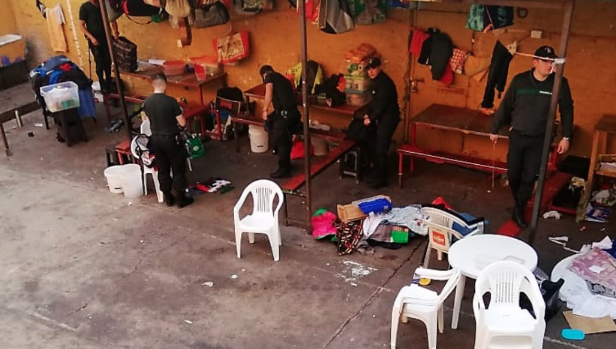 Operativo en dormitorios de la cárcel de Los Andes permitieron incautar armas, teléfonos, droga y alcohol