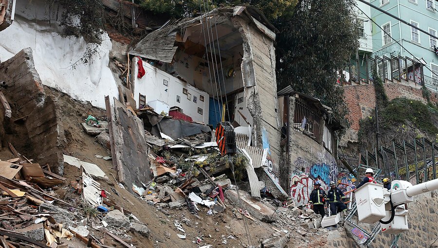 Sernageomin: Filtración de agua habría provocado el fatal derrumbe que enluta a Valparaíso