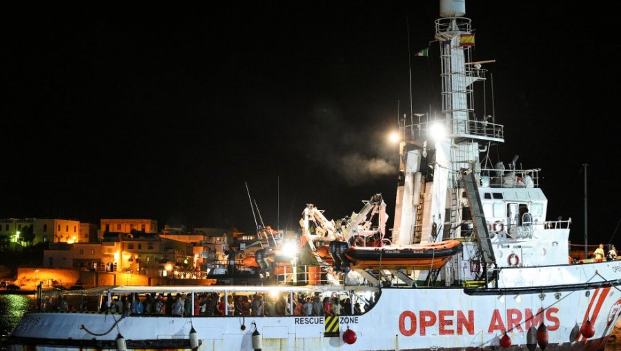 El 'Open Arms' llegó al puerto de Lampedusa en Italia tras 19 días de espera en el mar