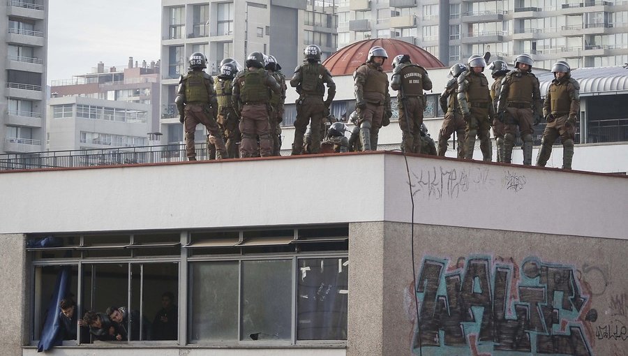 Fuerzas Especiales de Carabineros pasaron la noche en el techo del Instituto Nacional