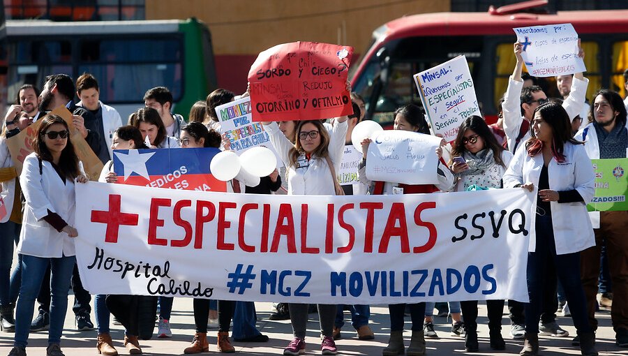 Diputados de oposición apoyan paro de Médicos Generales de Zona y exigen 830 becas de especialidad