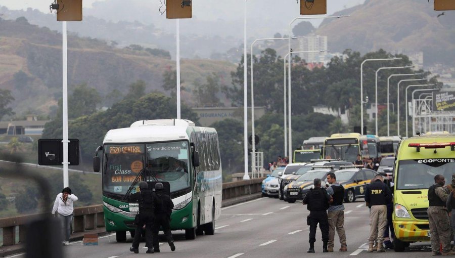 Sujeto armado mantiene 16 rehenes y amenaza con incendiar un autobús en Río de Janeiro