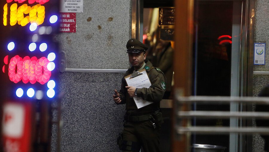 Cinco lesionados dejó caída de dos ascensores en edificio del centro de Santiago