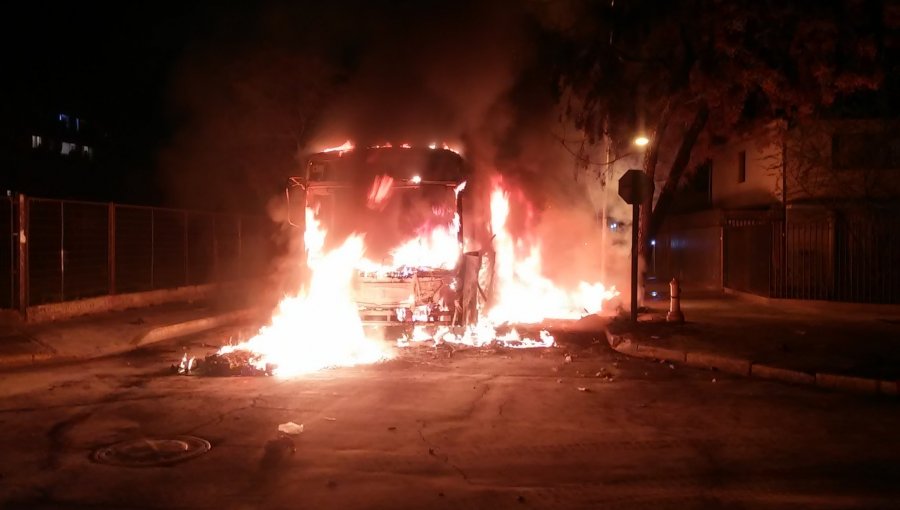 Encapuchados queman bus del Transantiago en barrio Yungay