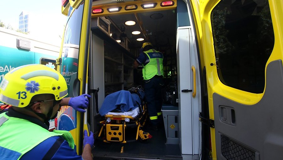 Tres lesionados dejó volcamiento de camión en cuesta La Dormida: conductor quedó atrapado bajo la máquina