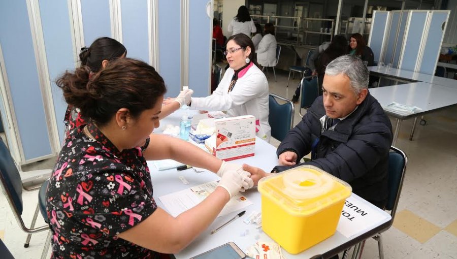 Profesionales del Hospital de Valparaíso tomaron masivo test rápido de VIH a funcionarios