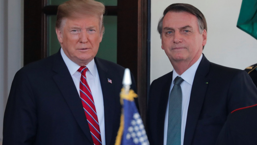 Trump vuelve a salir en defensa de Bolsonaro y asegura que "está trabajando duro" en combate de incendios