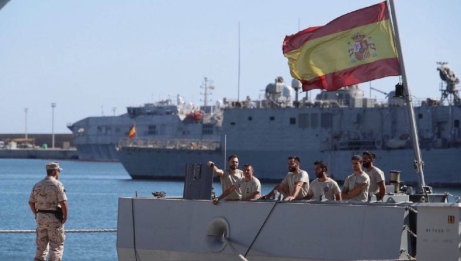 Los 15 migrantes del 'Open Arms' viajan hacia España a bordo de un buque de la Armada