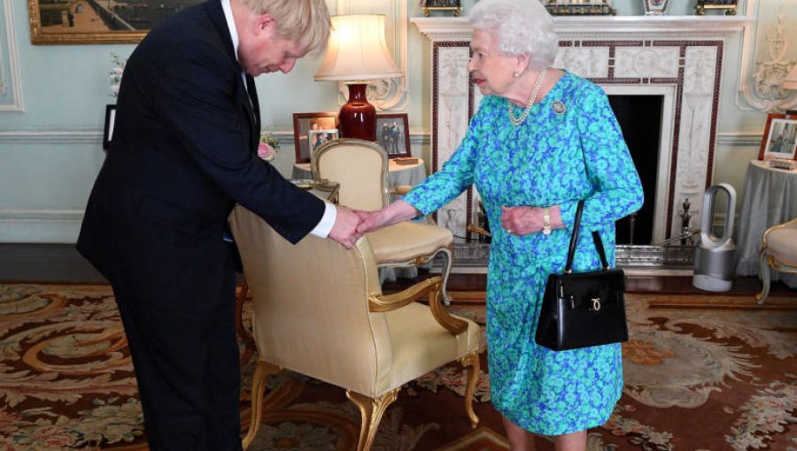 Reina Isabel II aprobó solicitud de Boris Johnson y suspendió el Parlamento británico