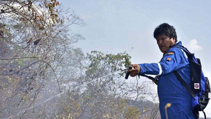 Evo Morales se vistió de bombero y combatió los incendios que afectan a Bolivia