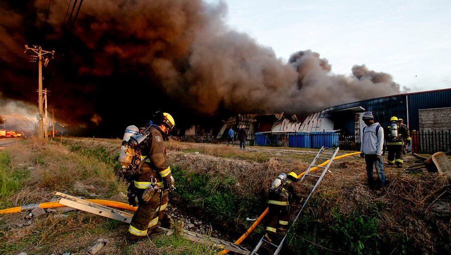 Incendio en San Bernardo: Arrendatarios desmienten presencia de tambores con aceite en bodegas