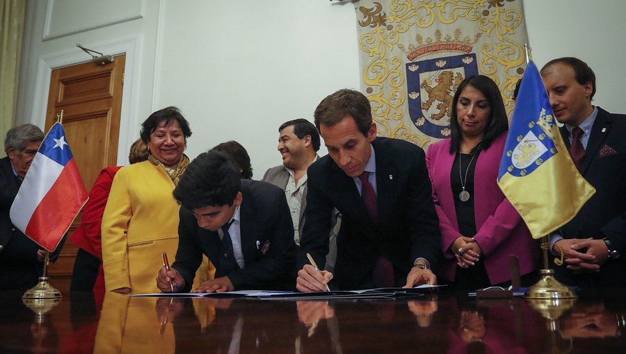 Municipio y alumnos del Instituto Nacional firmaron acuerdo para modernizar el establecimiento